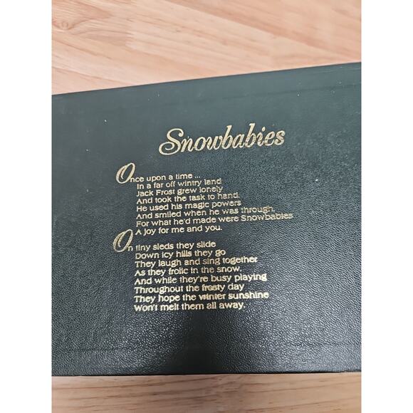 Dept 56 Winter Tales Of The Snowberries "I Found Your Mittens!" Set Of Two - Picture 3 of 13